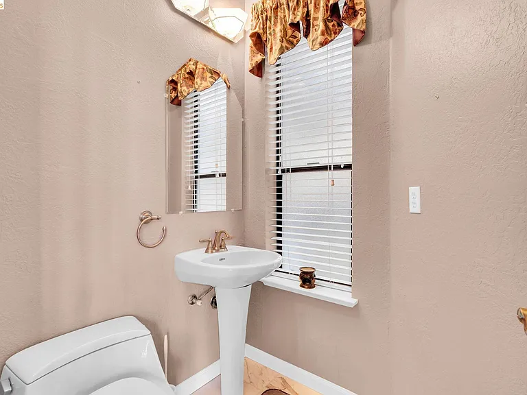 5640 Edgeview Dr — Photo 26