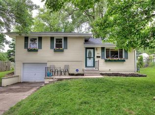 7811 NE Gracemor Dr, Kansas City, MO 64119