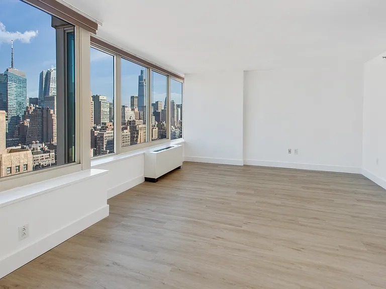 315 W 33rd St — Photo 35
