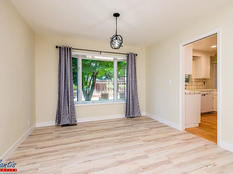 2566 Fairglen Dr — Photo 4