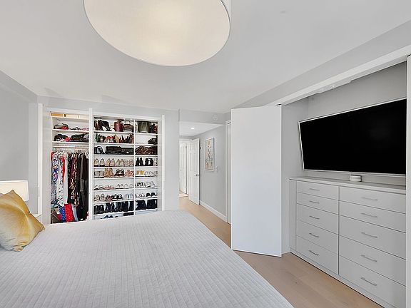 5th image of 150 E 77th St APT 12A