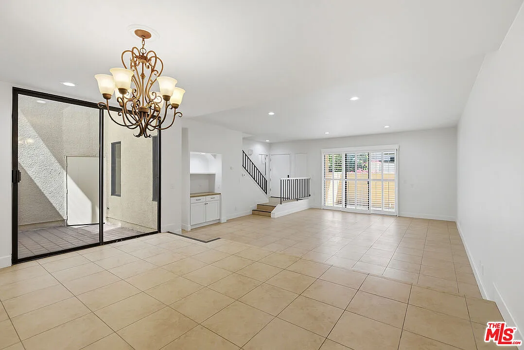 2 bed, 2.5 bath, 2372 sqft, $8,200 — Photo 3