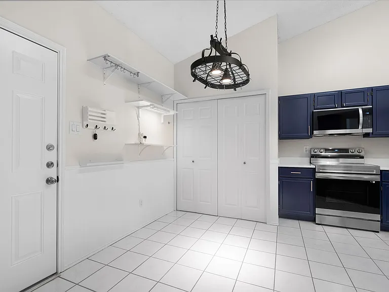 1425 Thistlewood Ln — Photo 3