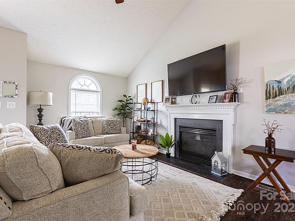 4th image of 104 Antelope Dr