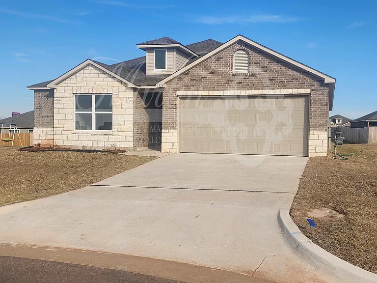 1410 Ellie Ct — Photo 2