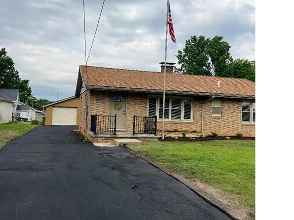 2704 Greenwood Ln, Godfrey, IL 62035