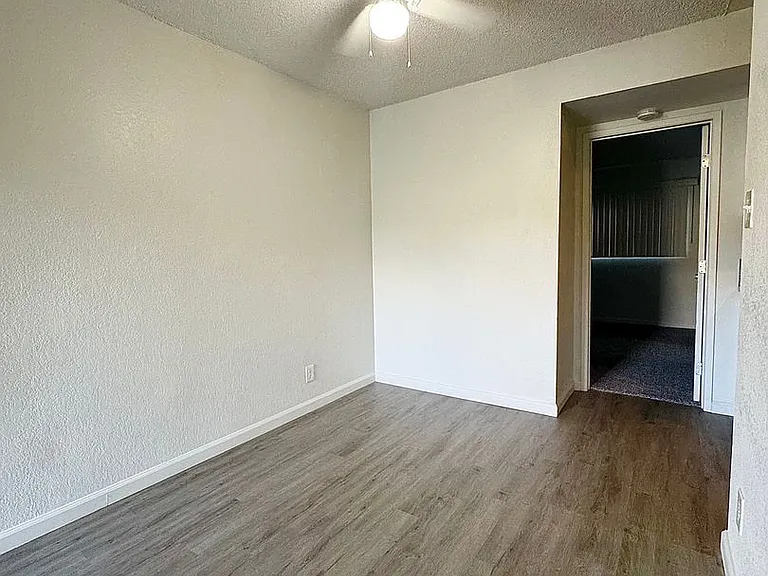 1425 Magnolia Ave — Photo 5