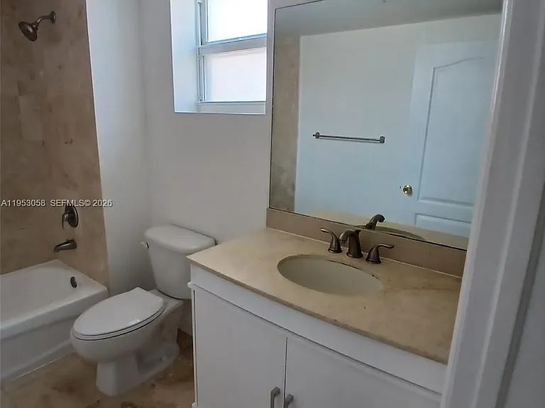 425 NE 30th St #203 — Photo 5