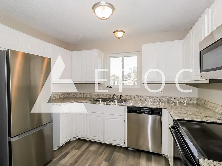2208 Creekwood Dr — Photo 2