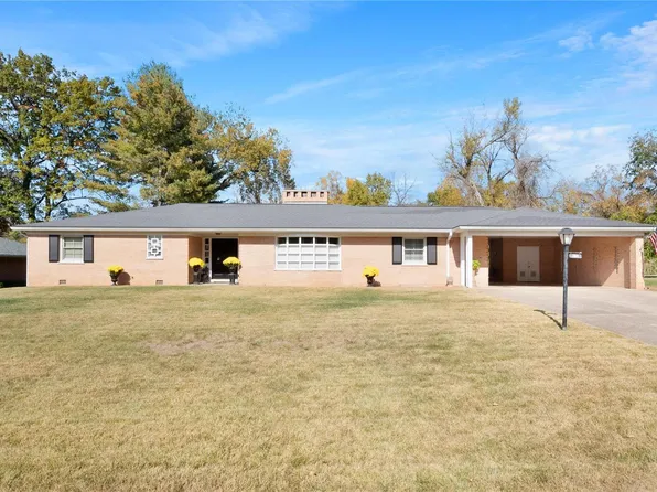 204 Country Club Ln, Belleville, IL 62223