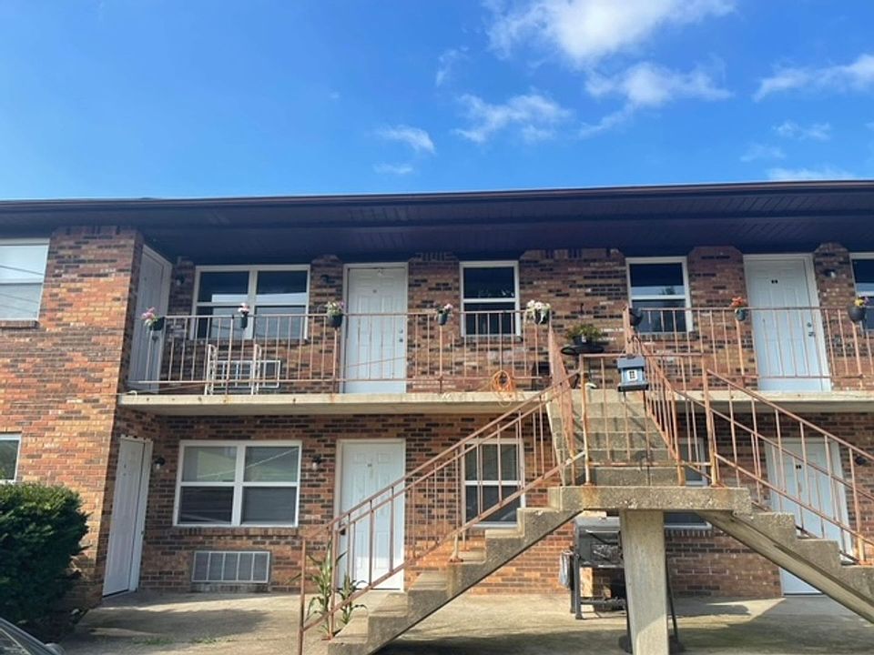 1st image of 433 Woodcreek Dr #9