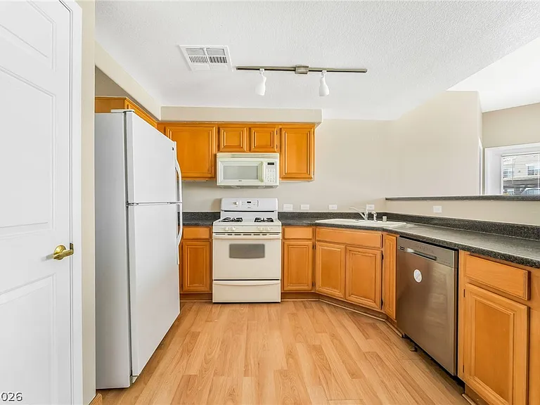 10245 S Maryland Pkwy #132 — Photo 11