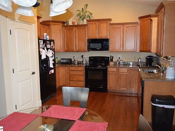 3rd image of 201 Belle Oaks Dr