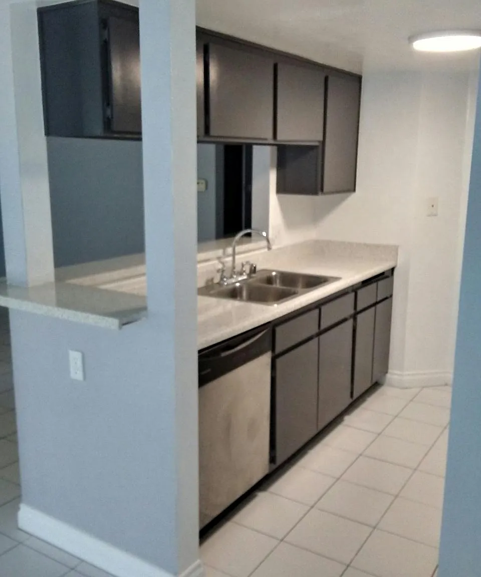 218 W Vermont Avenue — Photo 2