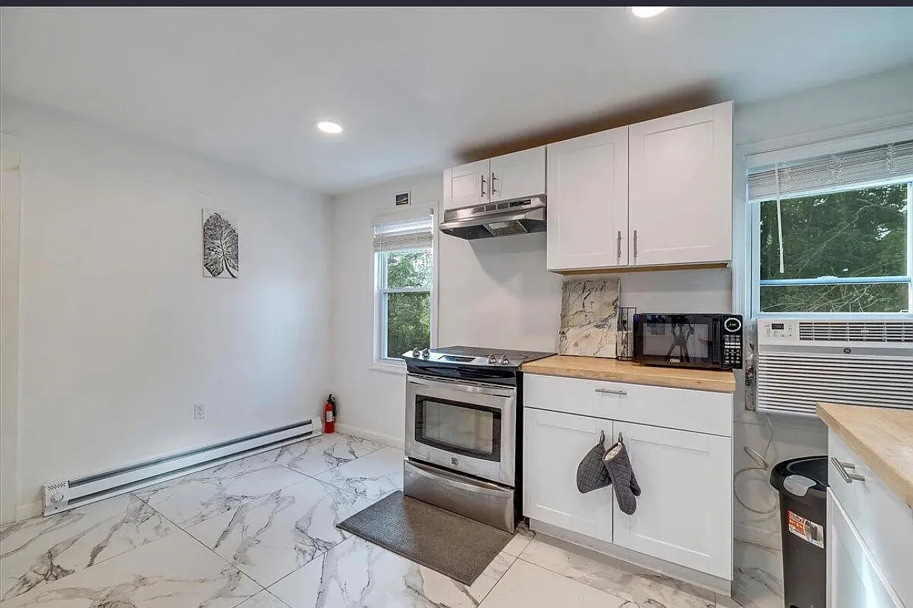 230 State St — Photo 2