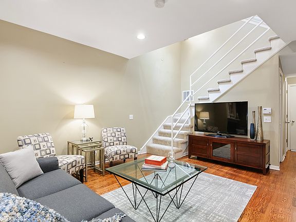 5th image of 623 W Drummond Pl #2