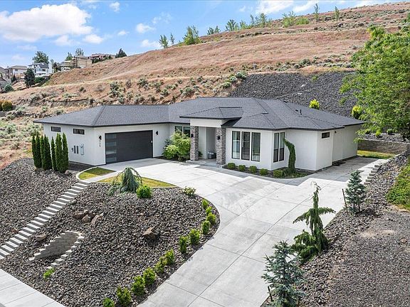 3rd image of 325 Rockwood Dr
