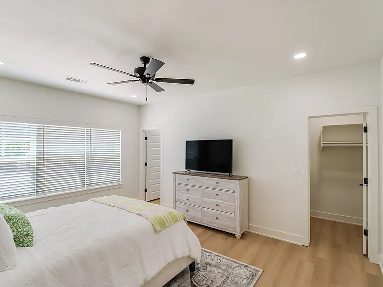 1122 W 10th Ave — Photo 16