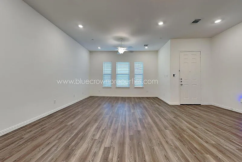 3 bed, 2.5 bath, 1969 sqft, $2,550 — Photo 4