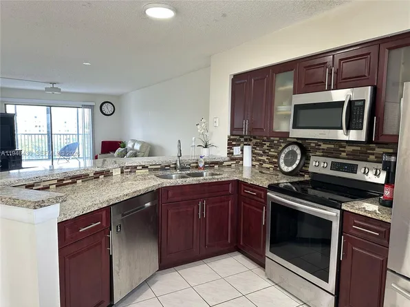 2240 N Cypress Bend Dr APT 805, Pompano Beach, FL 33069