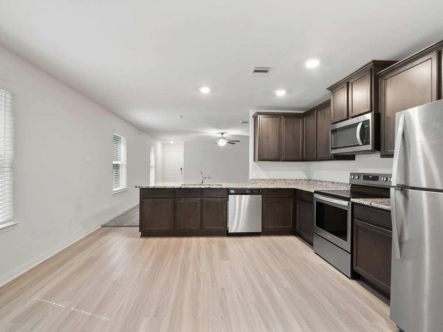 3 bed, 2.0 bath, 1335 sqft, $1,799 — Photo 4