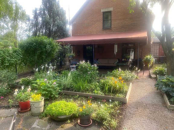 Garage Covered Patio/Gardens