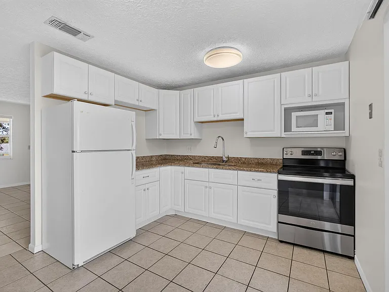 708 SW Gardens Blvd — Photo 16