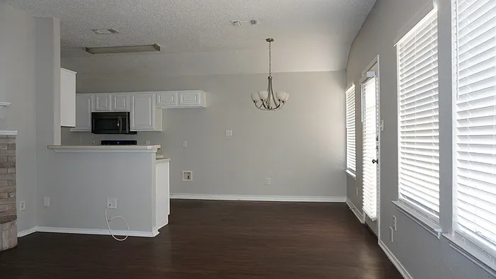 2425 Kelton St — Photo 4