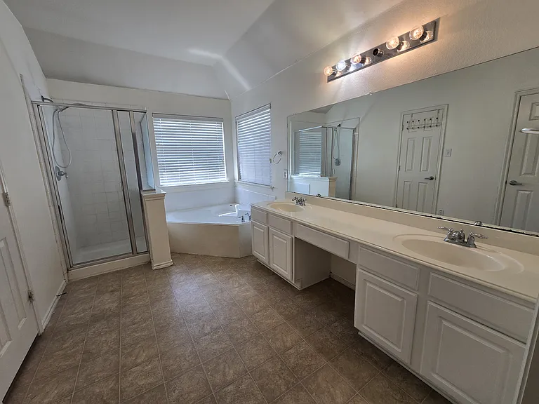 2410 Parkview Dr — Photo 15