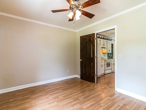 5th image of 1349 Warwick Dr