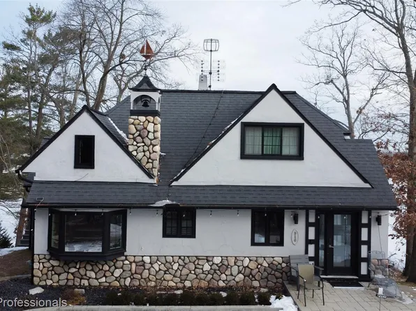 910 Pine Tree Rd W, Lake Orion, MI 48362