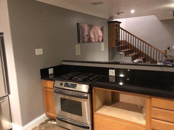 4th image of 725 Dawson Ave #3