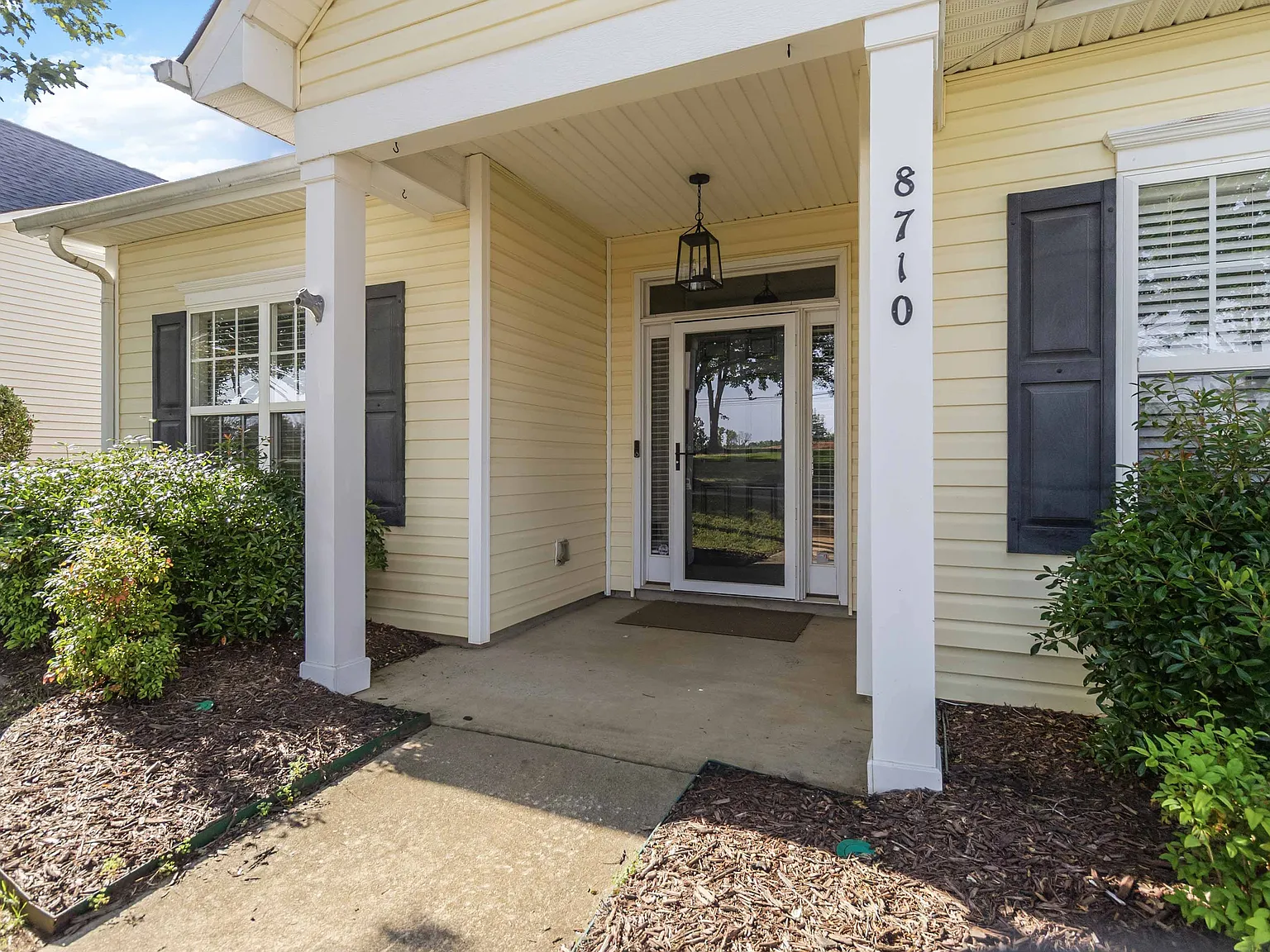 3 bed, 1290 sqft, $2,300 — Photo 2