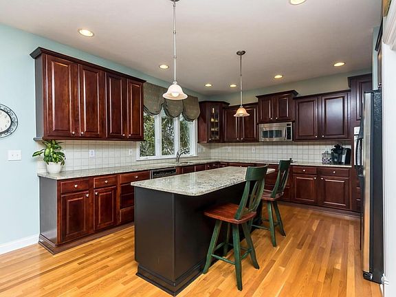 3rd image of 8041 Saybrook Dr