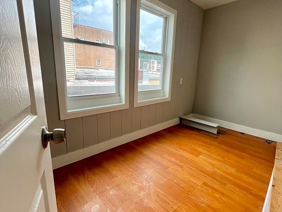 5th image of 20 Lake St