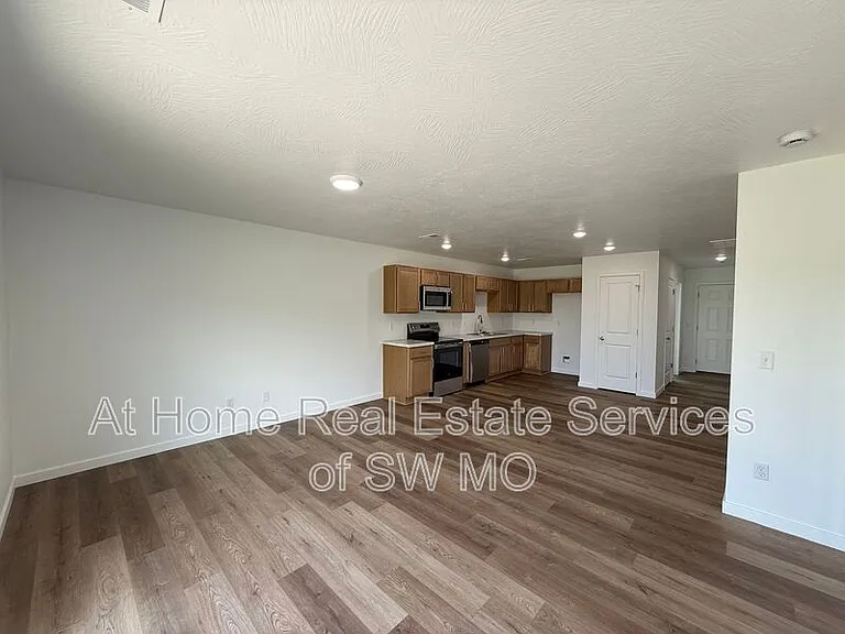 1098 Amherst Cir — Photo 4