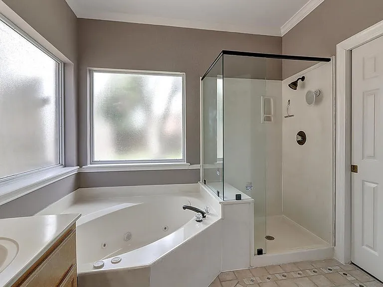 7810 Duchess St — Photo 9