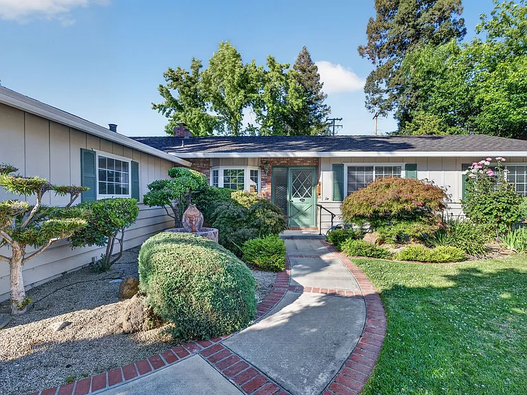 1214 Kilarney Ln — Photo 3