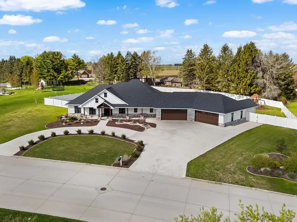 2400 Stoney Brook DRIVE, Manitowoc, WI 54220