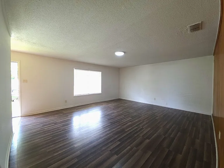 501 E Reagan St — Photo 17