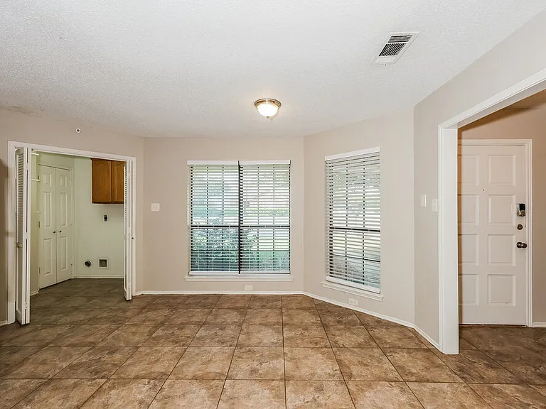 1237 Essex Dr — Photo 6
