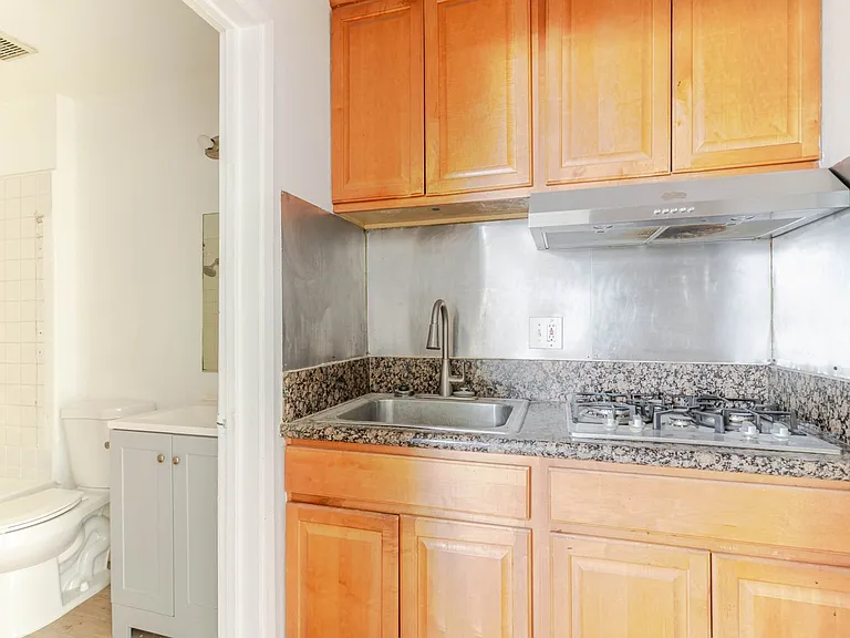 7343 Woodley Ave #3 — Photo 6