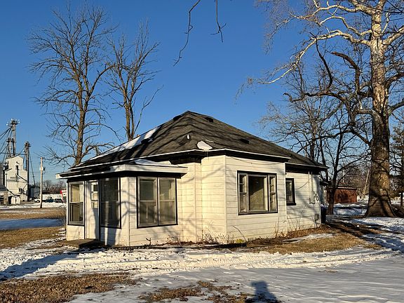 3rd image of 301 S Oak St