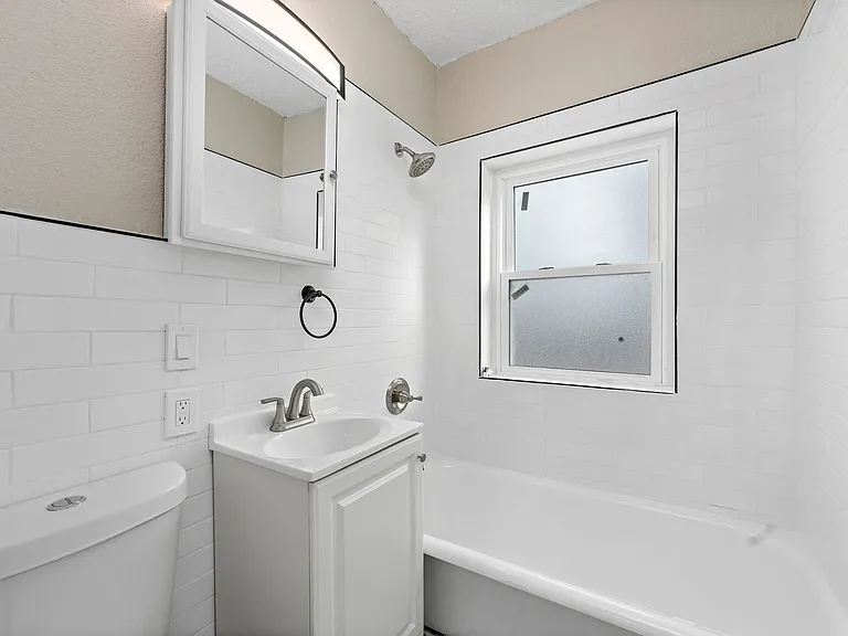 901 E Linwood Blvd — Photo 48
