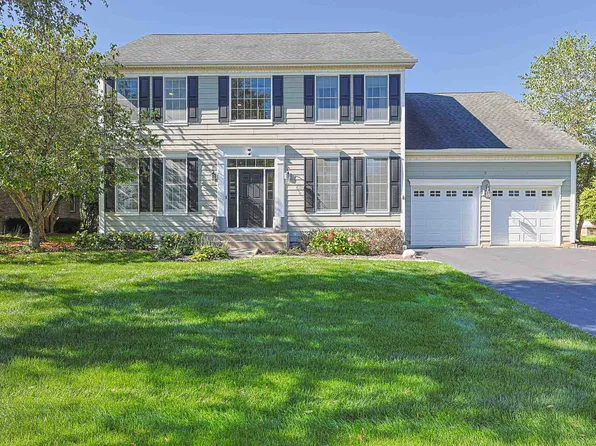 7 Tournament Dr S, Hawthorn Woods, IL 60047