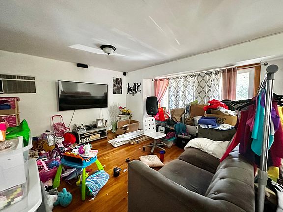 3rd image of 13236 Booth Memorial Ave Fl 1