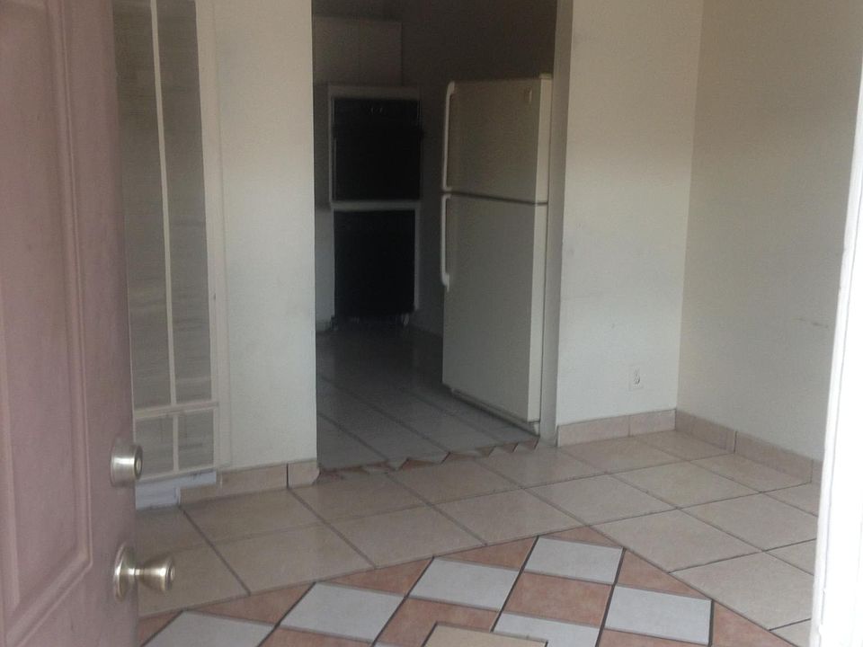 2nd image of 803 W 1st St APT D