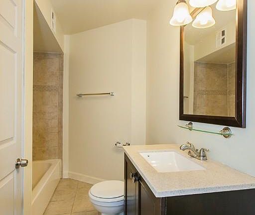 2nd image of 1425 N Dearborn St #1416