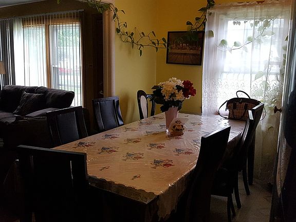 3rd image of 2835 Pearl Ave