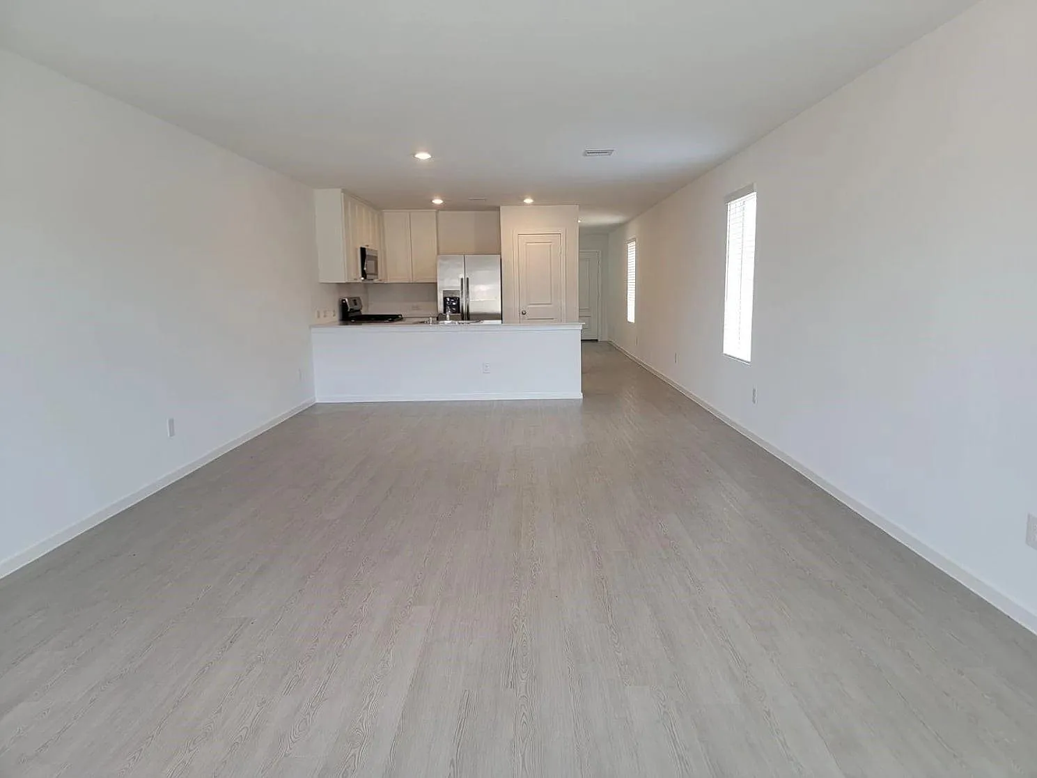 4 bed, 2.0 bath, 1600 sqft, $2,100 — Photo 2